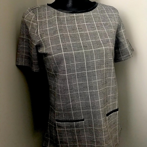 New! Le Chateau Check Print Jacquard Knit Top - Picture 3 of 6
